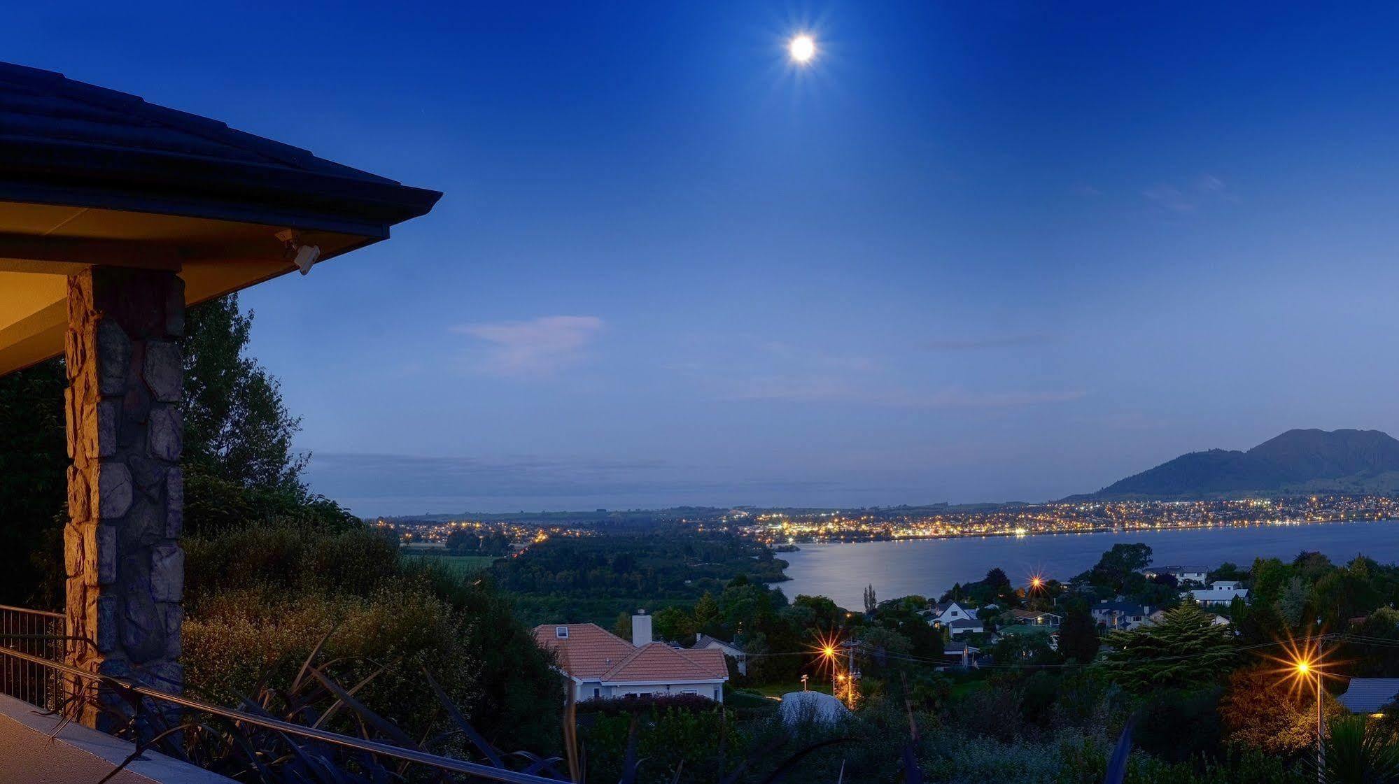 אגם טאופו Tauhara Sunrise Lodge מראה חיצוני תמונה