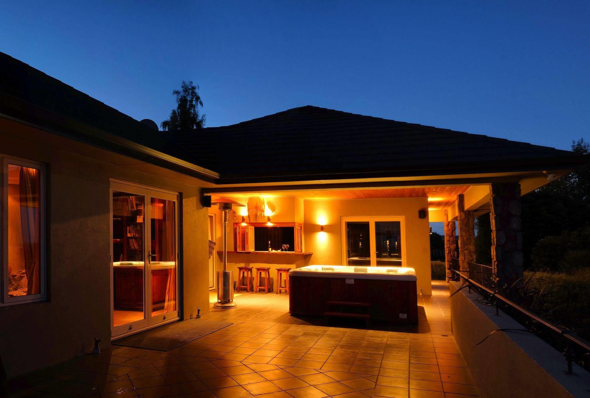 אגם טאופו Tauhara Sunrise Lodge מראה חיצוני תמונה